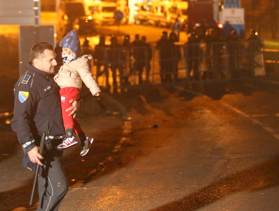 ZAGRLJAJ KOJI OTAPA SRCA Nakon gužve s migrantima ovaj granični policajac je pokazao šta nikada NE SMIJEMO DA ZABORAVIMO