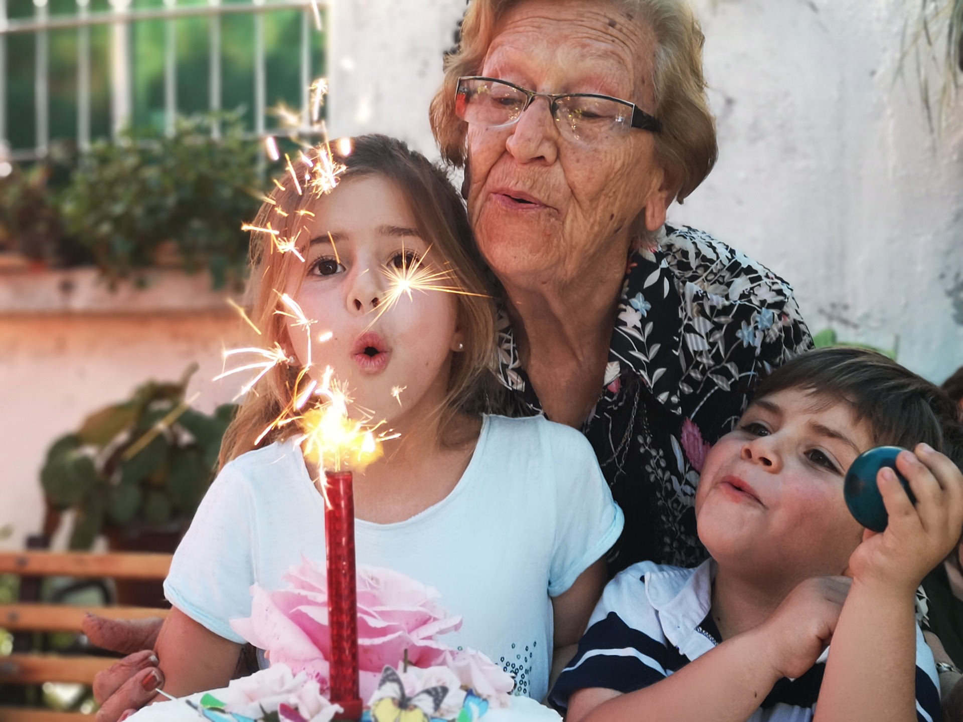 Обожаемыми внуками. Бабушка и внук. Бабушка с внуками. Бабушка и внучка. Бабуля с внучкой.