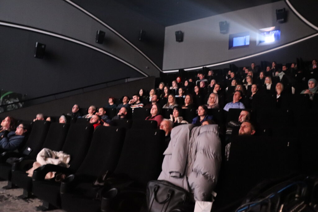 <strong>OBAVIJEST ZA MEDIJE</strong>: Prikazom dokumentarnog” class=”wp-image-329414”/></figure>



<p></p>



<p>Ispred organizatora, Centar PUŽ pozdravio je okupljene i pozvao ih da zajednički doprinesu sigurnosti i dobrobiti ljudi u pokretu, posebno najranjivijih. „Ključna poruka koju želimo poslati da dobrobit, prosperitet i sigurnost lokalnog stanovništva ide ruku uz ruku sa dobrobiti, prosperitetom i sigurnosti ljudi u pokretu. Međusobno smo povezani i isprepleteni kao ljudska bića, sa neodvojivim pravom na postojanje i doprinos. To je živa potreba u svakom pojedincu na ovoj našoj planeti.“, kazao je Danijel Vasilj ispred Centra za pružanje usluga u zajednici PUŽ.</p>



<p>Na okupljanju je naglašeno kako migracije kao fenomen postaju izraženije svakom godinom, od uobičajenih razloga poput rada, obrazovanja, usavršavanja i poboljšanja životnih uslova, do bijega od siromaštva, nehumanih političkih sistema, klimatskih promjena, kršenja ljudskih prava i ratova.</p>



<p>Dijana Muzička, ispred Caritasa Bosne i Hercegovine naglasila je kako nedostatak prihvatnog centra u Tuzli nadomješćuje briga za svakog pojedinca, kroz ne samo podršku u materijalnom već i u humanom i ljudskom pristupu. „Ponekad je osmijeh i lijepa riječ mnogo jača od svake materijalne podrške. Put kojim oni idu i probleme na koje nailaze, nadilaze sva očekivanja i zdrav razum. Njihov put je put u bolji život i to nikad ne treba zaboraviti“&nbsp; kaže Dijana Muzička.</p>



<p>Reakcije publike nisu izostale, svi su susprezali emocije gledajući borbu djeteta sa surovim svijetom, a jedan od studenata je kratko sa nama podijelio: „Bili smo uronjeni u igru koju igraju naši vršnjaci!“</p>



<p>Caritas Bosne i Hercegovine i Centar za pružanje usluga u zajednici PUŽ od 2019. godine, zajedno sa svojim partnerima Merhmaetom Tuzla i Snaga žene, &nbsp;omogućavaju human i siguran odgovor na potrebe ljudi u pokretu koji prolaze kroz Tuzlu, ali i diljem Bosne i Hercegovine.</p>



<p>Za sve koji nisu bili u prilici pogledati dokumentarni film, isto možete učiniti putem linka shadowgame.eu. &nbsp;</p>

				
		
		
		
	</div>
</div>
	
			</article>

			
	
	<div class=