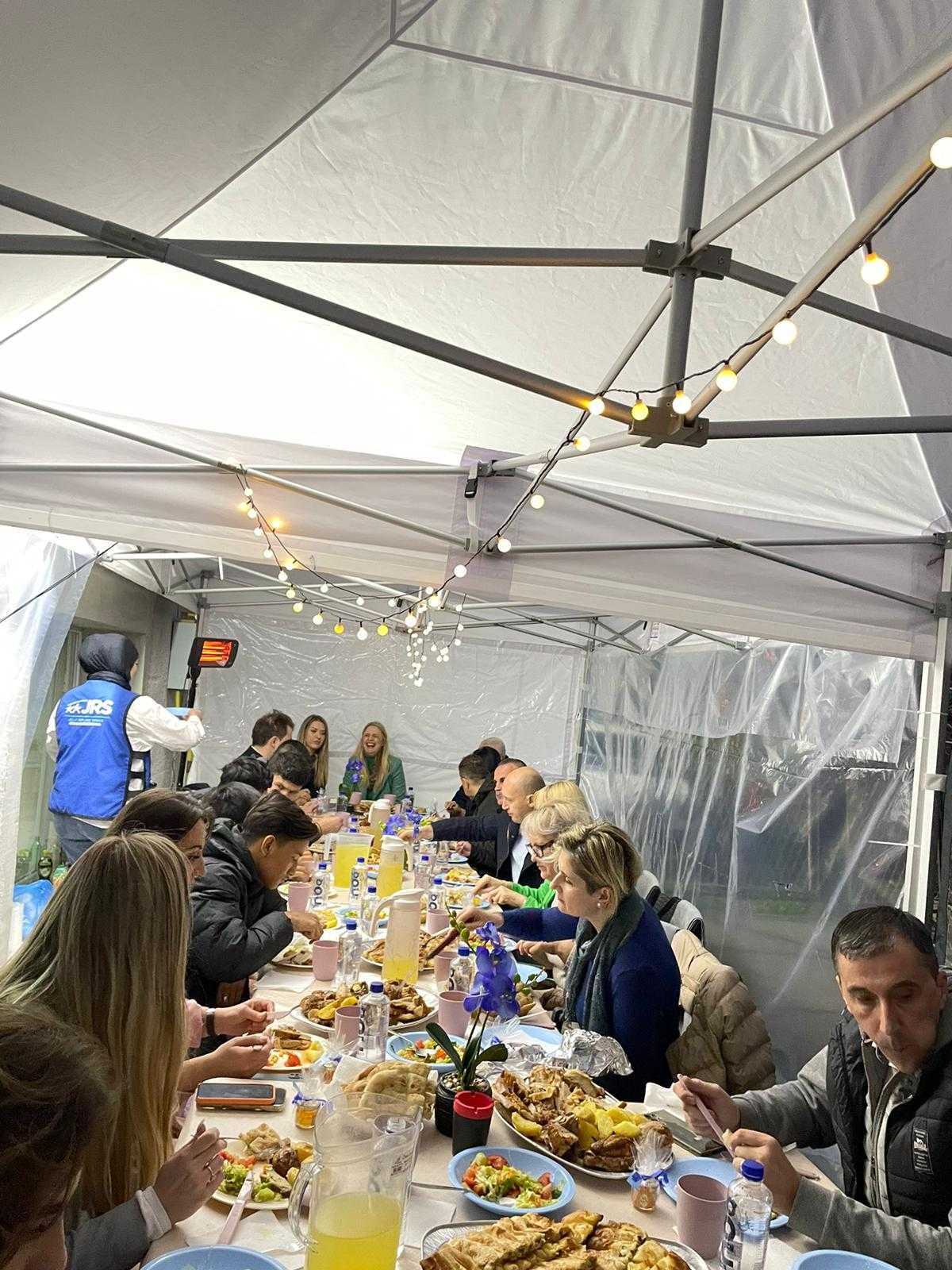 Caritas Švicarske i JRS organizovali iftar za djecu koja bor
